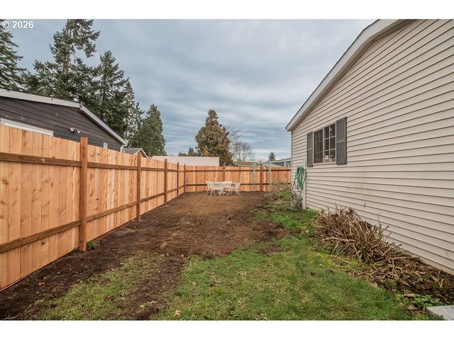 898 LOCHAVEN Ave, Springfield, OR 97477