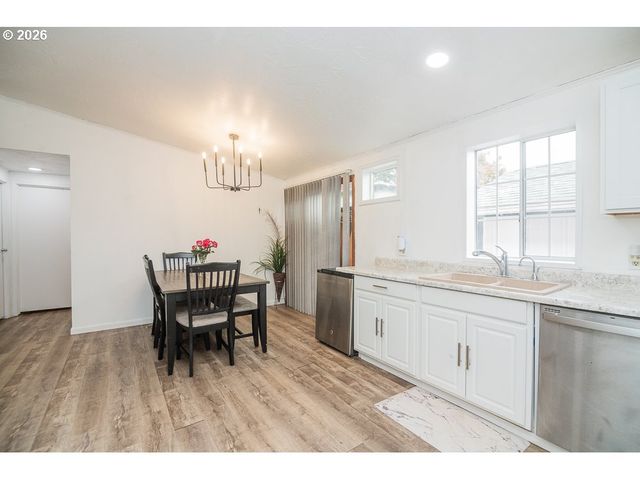 898 LOCHAVEN Ave, Springfield, OR 97477