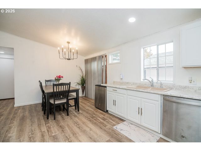 898 LOCHAVEN Ave, Springfield, OR 97477