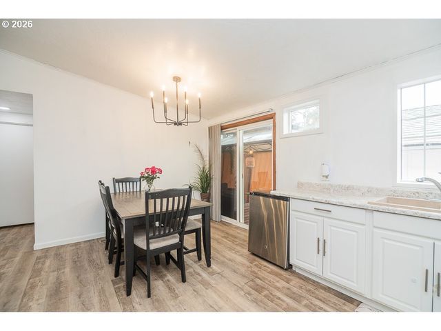 898 LOCHAVEN Ave, Springfield, OR 97477