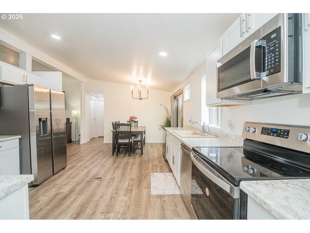 898 LOCHAVEN Ave, Springfield, OR 97477