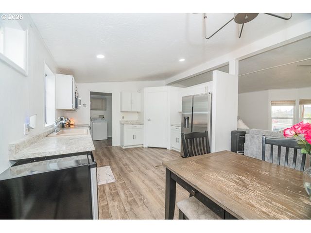 898 LOCHAVEN Ave, Springfield, OR 97477