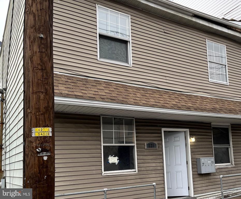 225 W CENTRE ST, Shenandoah, PA 17976