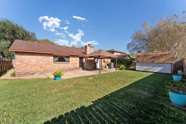 10006 Wren Street, La Porte, TX 77571