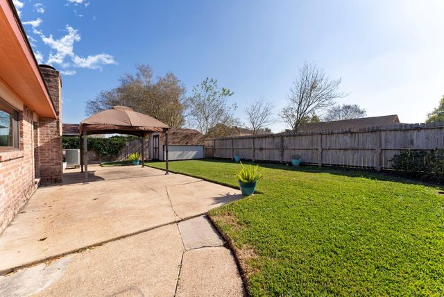 10006 Wren Street, La Porte, TX 77571