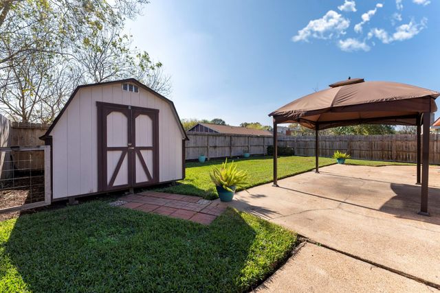 10006 Wren Street, La Porte, TX 77571