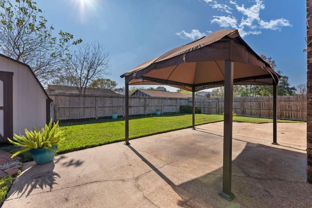 10006 Wren Street, La Porte, TX 77571