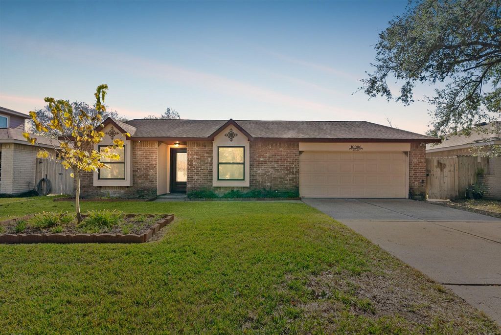 10006 Wren Street, La Porte, TX 77571