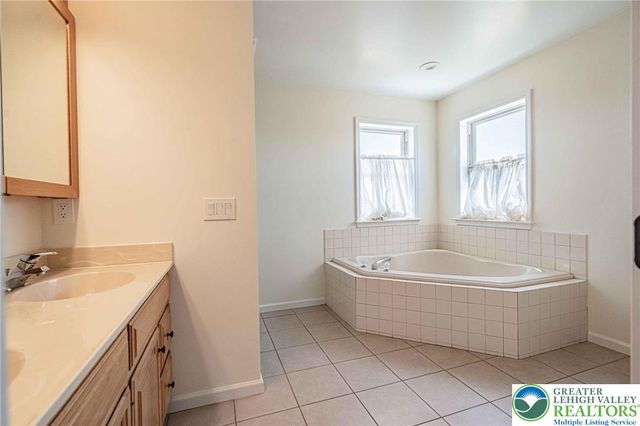 385 Farmington Road, Upper Macungie Twp, PA 18031
