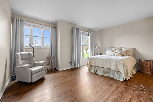 1200 Tennyson Lane 8, Naperville, IL 60540