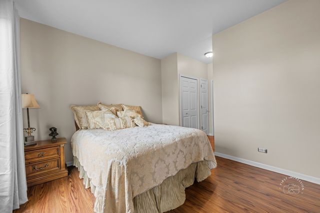 1200 Tennyson Lane 8, Naperville, IL 60540