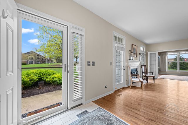 1200 Tennyson Lane 8, Naperville, IL 60540