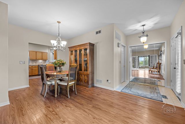 1200 Tennyson Lane 8, Naperville, IL 60540