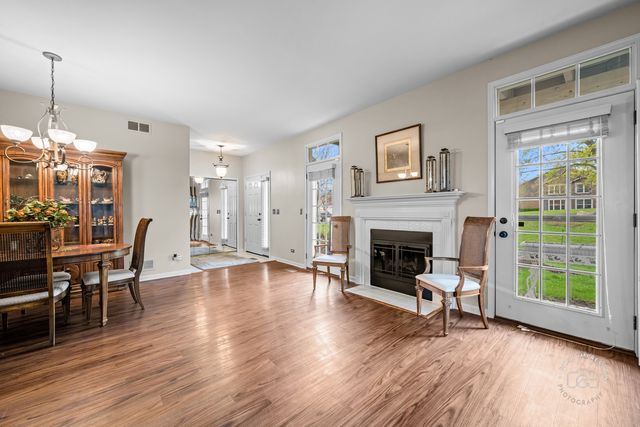 1200 Tennyson Lane 8, Naperville, IL 60540