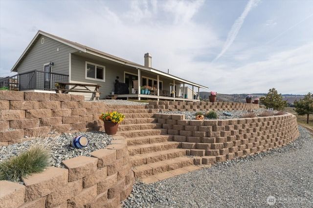 605 Chelan Trails Road, Manson, WA 98831