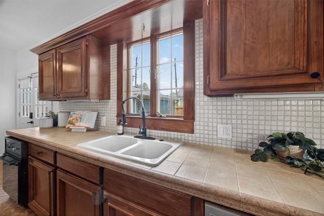 3828 Bernardo De Galvez Avenue, Galveston, TX 77550