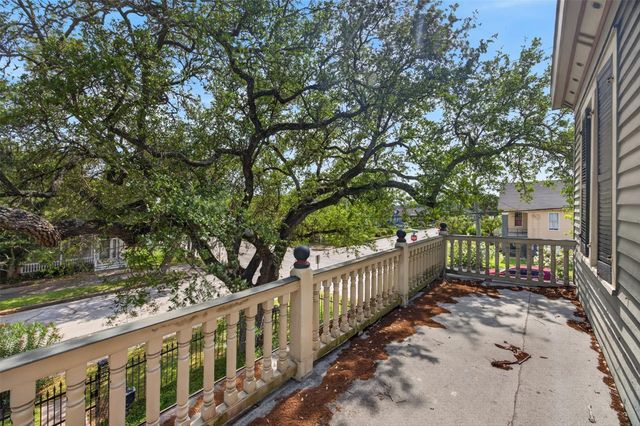 3828 Bernardo De Galvez Avenue, Galveston, TX 77550