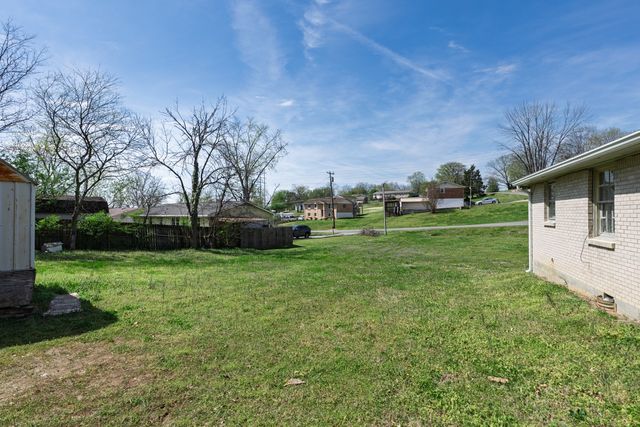 104 Hilltop Dr, Hendersonville, TN 37075