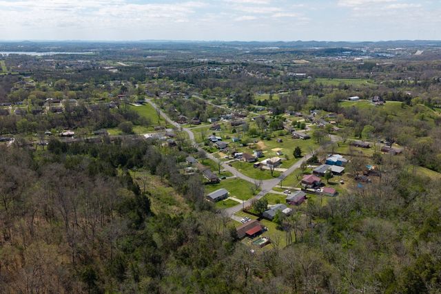 104 Hilltop Dr, Hendersonville, TN 37075