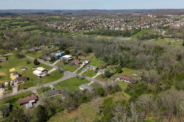 104 Hilltop Dr, Hendersonville, TN 37075