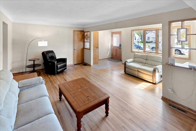 2099 Lacrosse Avenue, Saint Paul, MN 55119