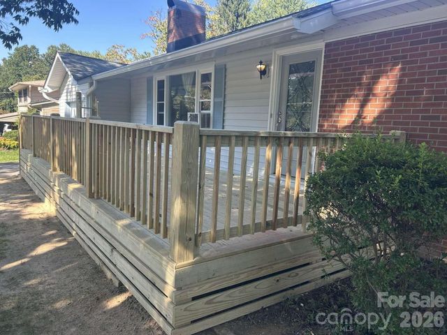 1225 Pinebrook Circle, Hendersonville, NC 28739