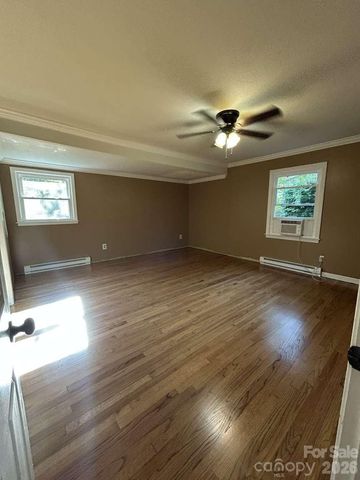 1225 Pinebrook Circle, Hendersonville, NC 28739