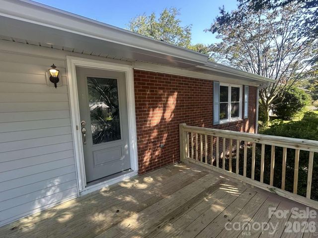 1225 Pinebrook Circle, Hendersonville, NC 28739
