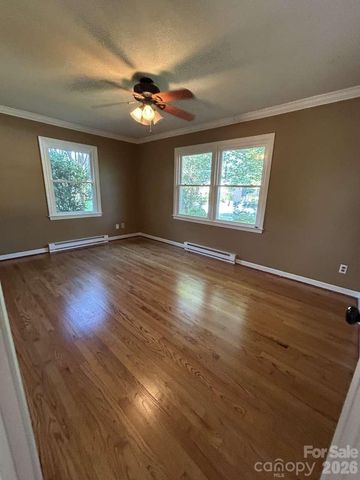 1225 Pinebrook Circle, Hendersonville, NC 28739