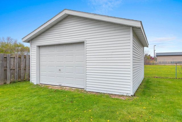 1750 LOST DAUPHIN ROAD, De Pere, WI 54115