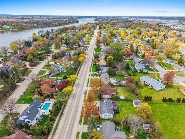 1750 LOST DAUPHIN ROAD, De Pere, WI 54115