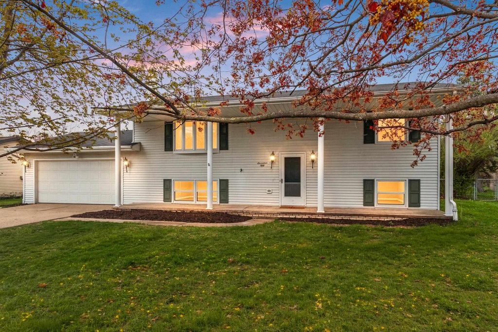 1750 LOST DAUPHIN ROAD, De Pere, WI 54115