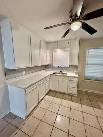 1045 Dolphin Pl, Corpus Christi, TX 78411