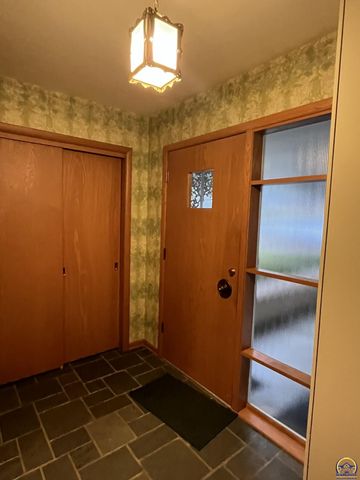 5008 SW 23rd ST, Topeka, KS 66614