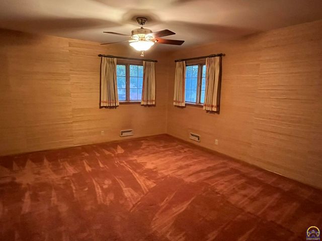 5008 SW 23rd ST, Topeka, KS 66614