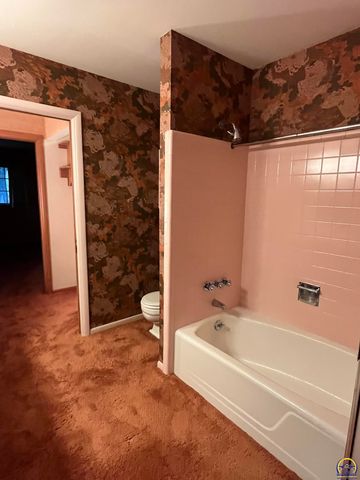 5008 SW 23rd ST, Topeka, KS 66614