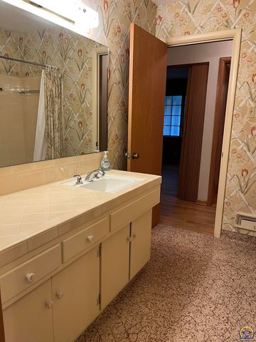 5008 SW 23rd ST, Topeka, KS 66614