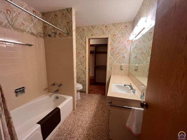 5008 SW 23rd ST, Topeka, KS 66614