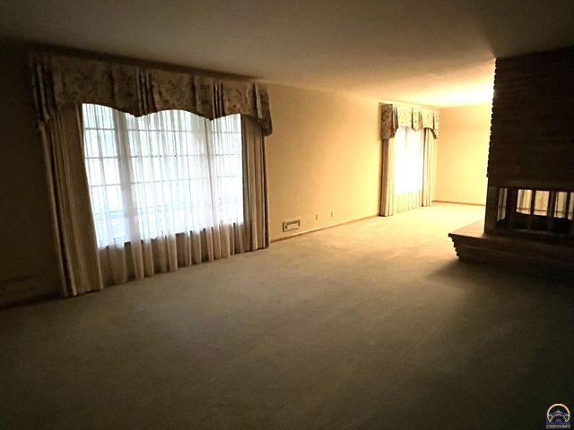 5008 SW 23rd ST, Topeka, KS 66614