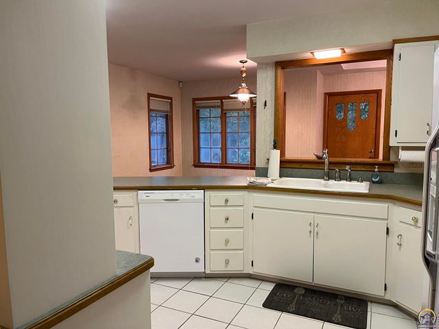 5008 SW 23rd ST, Topeka, KS 66614