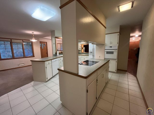 5008 SW 23rd ST, Topeka, KS 66614