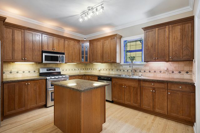 335 W Carriage Lane, Bensenville, IL 60106