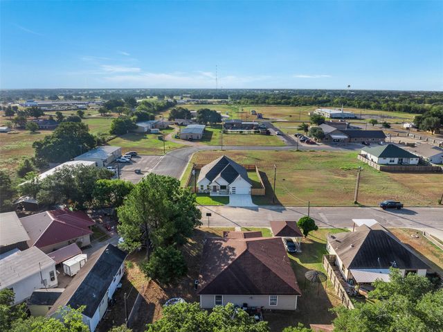 340 Cactus ST, Giddings, TX 78942