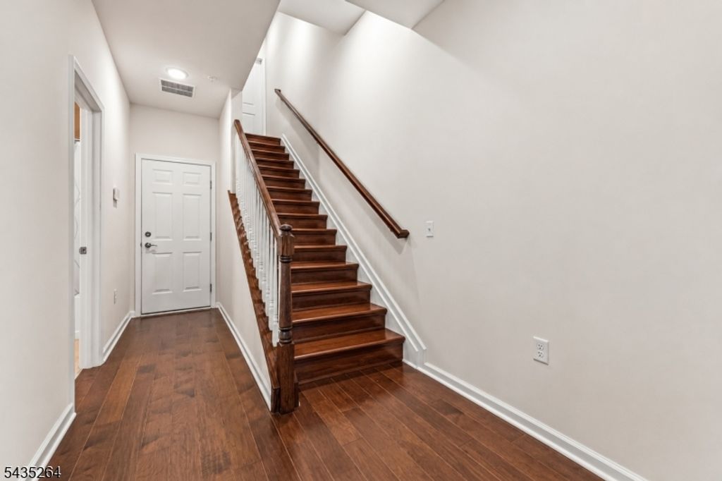 18 Cortland Ct, Livingston Twp., NJ 07039 — photo 4