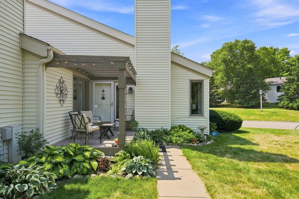 303 Elan Court, Woodbury, MN 55125 — photo 2