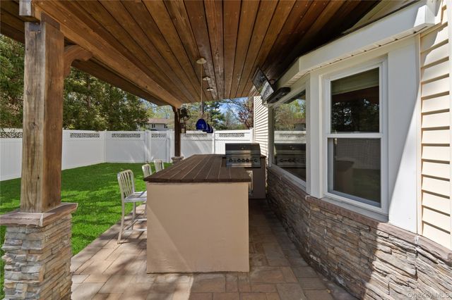 12 Mansfield Lane S, East Northport, NY 11731