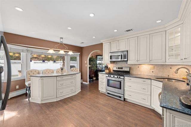 12 Mansfield Lane S, East Northport, NY 11731