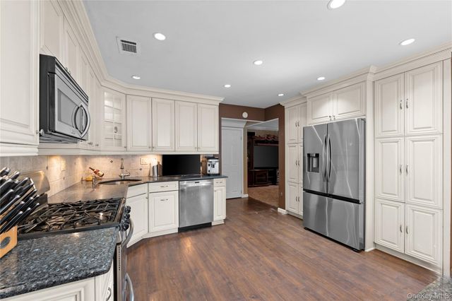 12 Mansfield Lane S, East Northport, NY 11731