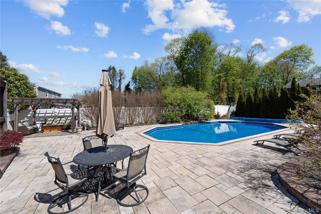 12 Mansfield Lane S, East Northport, NY 11731