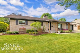 1045 Marian Court, Grosse Pointe Woods, MI 48236